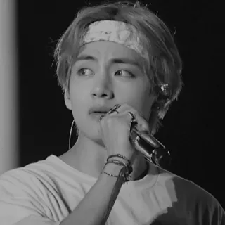 🎐 04c99d53 V orang, pria, kpop, penyanyi, mikrofon, bandana, hitam putih telegram sticker