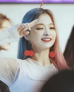 🌨 52a92236 kobieta, salut, kpop, słodki, uśmiechnięty telegram sticker