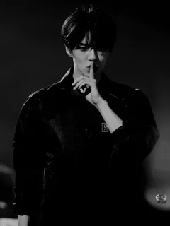 🏹 525e3728 человек, мужчина, портрет, черно-белое, палец, тсс telegram sticker