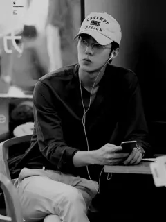 🏹 89cd207b CAVEMPT DESIGN мужчина, очки, шляпа, кафе, сидит, в помещении, телефон telegram sticker