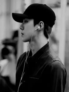 🏹 dcf54089 мужчина, наушники, портрет, повседневный, черно-белый, человек telegram sticker