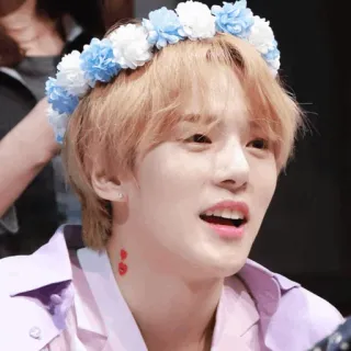 🌚 1d7a8bb5 คน, มงกุฎดอกไม้, ภาพเหมือน, ยิ้ม, หนุ่มสาว, มีความสุข telegram sticker