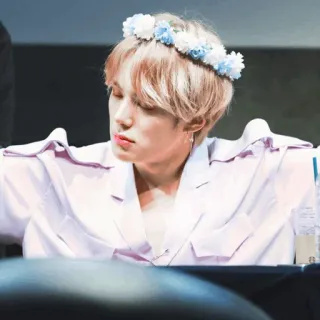 🥂 cb2af53d ผู้ชาย, มงกุฎดอกไม้, ภาพเหมือน, เคป๊อป, คน, เพศชาย telegram sticker