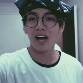 🍾 6688dd87 persona, hombre, cara, retrato, interior, gafas redondas telegram sticker