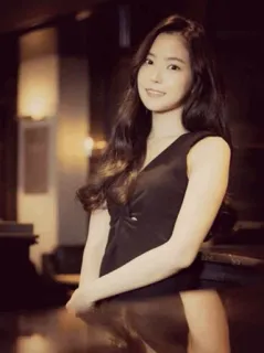 🌙 fc01b8aa phụ nữ, váy, nụ cười, chân dung, thời trang, phong cách whatsapp sticker