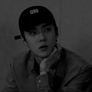 🔩 39fe13b4 IZRO orang, topi, pria, IZRO, hitam putih whatsapp sticker