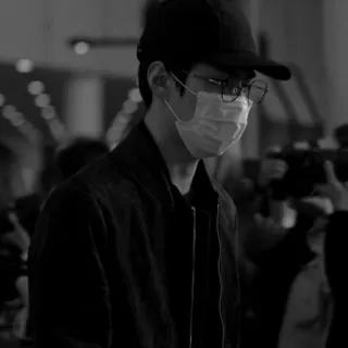 🔩 5e120c6d pria, masker, bandara, kacamata, hitam putih whatsapp sticker