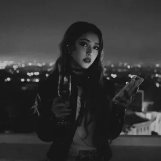 🌑 083da386 wanita, malam, lampu kota, minuman, hitam putih, jaket, kota, atap whatsapp sticker