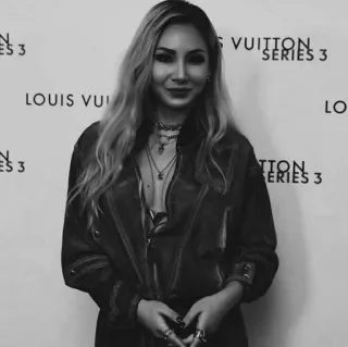 🕊 c936b149 LOUIS VUITTON SERIES 3 wanita, Louis Vuitton, mode, selebriti, acara, gaya whatsapp sticker