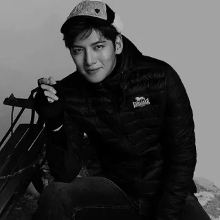 🍸 505b9f6d 男性, ジャケット, 冬, ポートレート, 座り, グレースケール telegram sticker