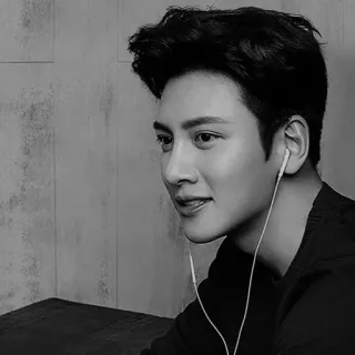 🍸 6ec2e45c ポートレイト, 男性, 俳優, イヤホン, 白黒, 韓国 telegram sticker
