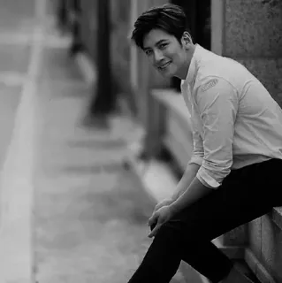 🗝 89087ec2 男性, ポートレート, 笑顔, カジュアル, モデル, 白黒, 座り telegram sticker