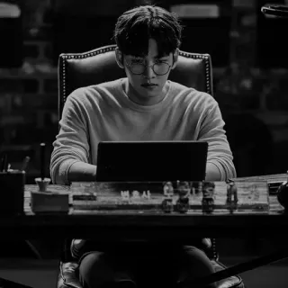 🗝 96d0e8da 男性, 眼鏡, 机, 椅子, 白黒, 座っている, 屋内 telegram sticker