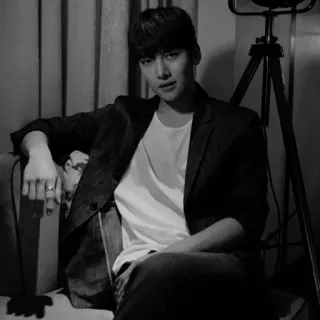 🗝 a2dc0cb0 男性, 白黒, ポートレート, 座り, 屋内, 韓国, 俳優 telegram sticker