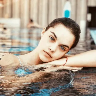 🌿 6d7c8651 vrouw, zwemmen, zwembad, mooi, water, portret whatsapp sticker