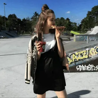 🦋 c347c5d9 meisje, pizza, drankje, skatepark, mode, casual, jonge vrouw whatsapp sticker