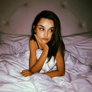 🦋 c596ad39 vrouw, bed, portret, nachtkleding, slaapkamer, rust whatsapp sticker