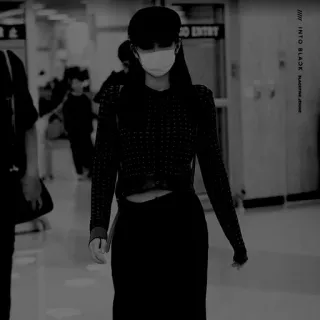 🎐 877d32b4 INTO BLACK aeropuerto, moda, blanco y negro, kpop, mujer, estilo, caminando, coreano, llegada whatsapp sticker