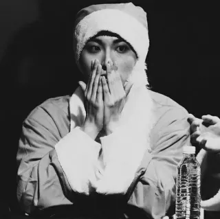 🇾🇪 17773d2b person, porträt, mann, weihnachtsmütze, schwarzweiss, weihnachten, winter, drinnen telegram sticker