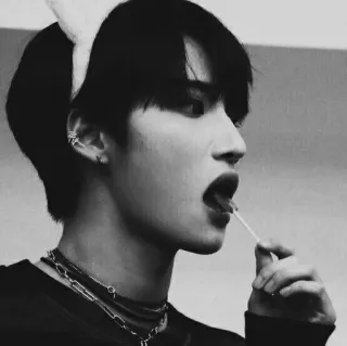 🇾🇪 3cd2c488 person, lutscher, porträt, mann, ohrringe, halskette telegram sticker