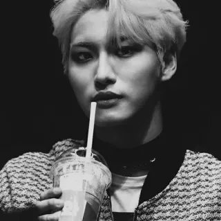 🦅 ed0317dc Mann, Trinken, Porträt, Koreanisch, Idol, Promi telegram sticker