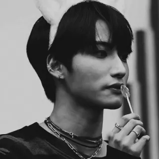 🦅 f82c5234 Person, Mann, Lutscher, Ohrringe, Halskette, Ringe, Hasenohren, Schwarzweiß telegram sticker