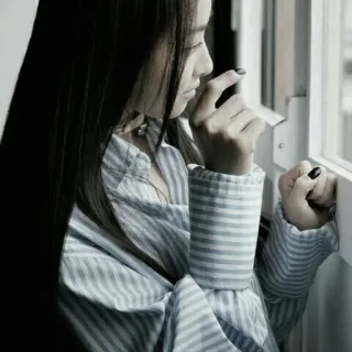 🎐 221f552c 女性, ポートレート, ロングヘア, ストライプシャツ, 窓, 物思い, 憂鬱 telegram sticker