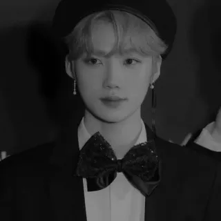 🌕 a6c8b1d3 Portrait, Personne, Homme, Nœud papillon, Béret, Tenue de soirée, Noir et blanc whatsapp sticker