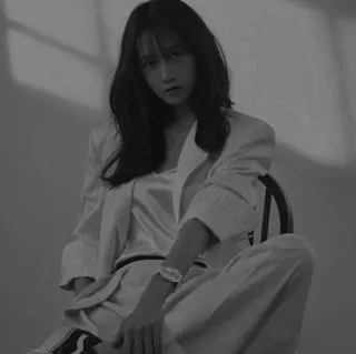 ✖️ 331db884 ผู้หญิง, แฟชั่น, ภาพเหมือน, นั่ง, ขาวดำ, เก้าอี้, สไตล์ telegram sticker