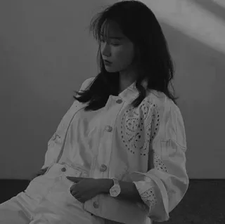 ✖️ b8d0374a ผู้หญิง, ภาพเหมือน, ขาวดำ, นั่ง, เสื้อแจ็คเก็ต, แฟชั่น, สไตล์ telegram sticker