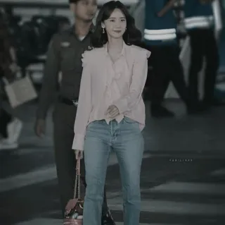 ⛲️ e205f287 ผู้หญิง, กางเกงยีนส์, แฟชั่น, ภาพเหมือน, คน, สนามบิน whatsapp sticker