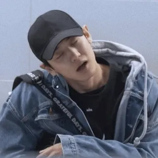 🍾 dab365fa GRATEFUL DAYS 사람, 남자, 청자켓, 휴식, 검은 모자, 피곤한 telegram sticker