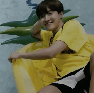 🔮 64a05356 человек, улыбается, бассейн, ананас, желтая рубашка telegram sticker