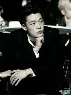 🥀 6ef41c29 KIMJIWON DOT COM potret, pria, orang, perhiasan, mode, monokrom telegram sticker