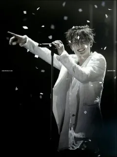 🥀 8b6fa627 pria, pertunjukan, penyanyi, hiburan, konfeti, panggung, musik, konser telegram sticker