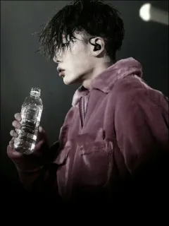 📓 f3dd88b8 pria, orang, botol air, kaus, dalam ruangan, pertunjukan, mode telegram sticker