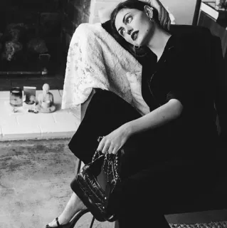 🌚 347764e4 wanita, potret, mode, gaya, hitam putih, dalam ruangan, duduk telegram sticker