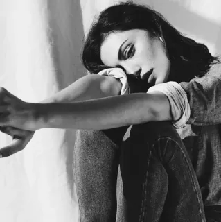 🌚 3dd71acc wanita, duduk, jeans, potret, hitam putih, kasual telegram sticker