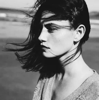 🕯 3e39b87b wanita, potret, pantai, hitam putih, angin, perempuan, model, luar ruangan telegram sticker