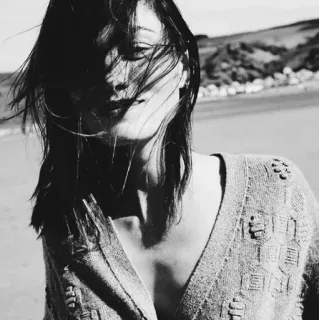 🌚 65ea6022 wanita, pantai, potret, hitam putih, angin, cardigan telegram sticker