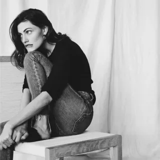 🕯 8a4d4d39 wanita, potret, duduk, jeans, hitam putih, model, fotografi telegram sticker