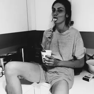 🕯 da84513c wanita, makan, sendok, dapur, kasual, hitam putih, dalam ruangan telegram sticker