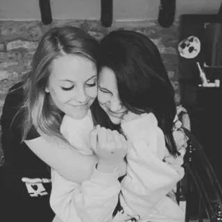 💞 3b69a0de przyjaciele, przytulanie, dziewczyny, przyjaźń telegram sticker