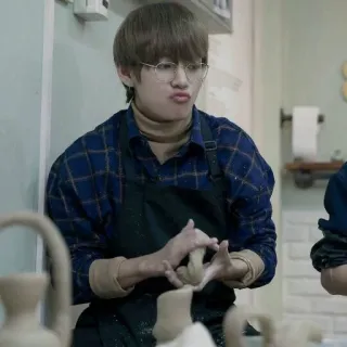 🥢 12e3e48a homem, óculos, avental, cerâmica, artesanato, argila, escultura whatsapp sticker