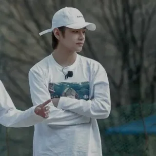 🥢 c74dd762 pessoa, kpop, chapéu, ao ar livre, retrato whatsapp sticker