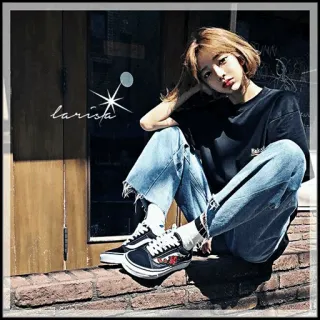 🎠 d9da1fe9 larista phụ nữ, trang phục thường ngày, phong cách đường phố, quần jean, thời trang, chân dung, ngồi, tư thế telegram sticker