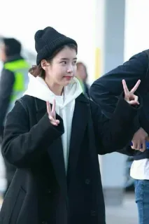 🏹 07ea8d80 mulher, sinal de paz, jaqueta, gorro, retrato, sorrindo whatsapp sticker