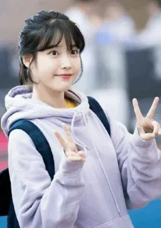 🦄 08d09dca IU IU, Cantora coreana, K-Pop, Idol, Sinal de paz, Paz whatsapp sticker