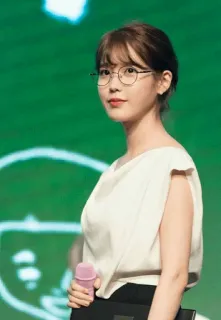 🍡 2d43aa42 IU cantora coreana, k-pop, mulher, celebridade, óculos, ídolo whatsapp sticker