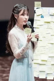 ❄️ 87a96f3f IU cantora, atriz, celebridade, coreana, mulher, microfone, apresentação whatsapp sticker